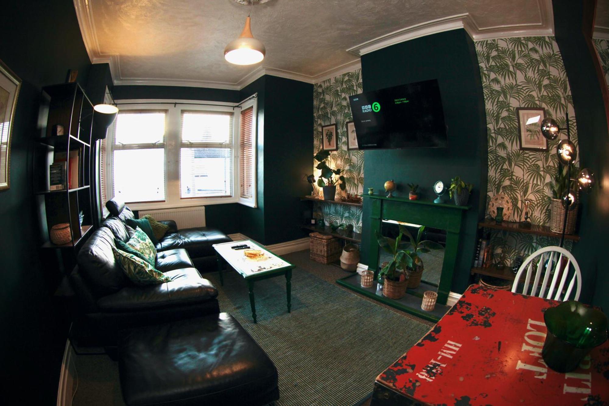 Stylish And Artistic Flat In On Sea Apartment